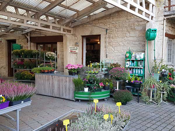 Bar à fleurs Montalieu - jardin extérieur